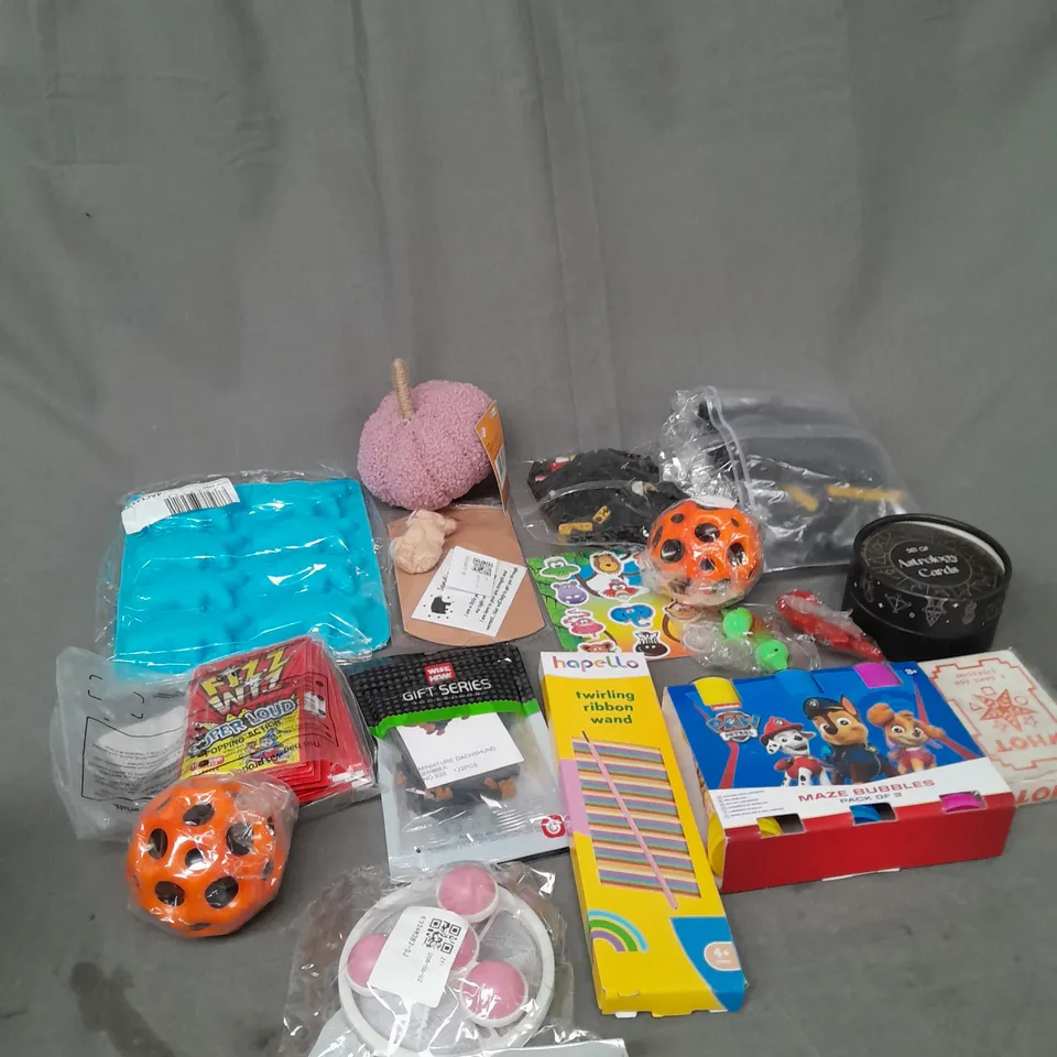 LOT OF ASSORTED TOYS AND GAMES TO INCLUDE BUBBLES, LEGO AND MINI TEDDYS