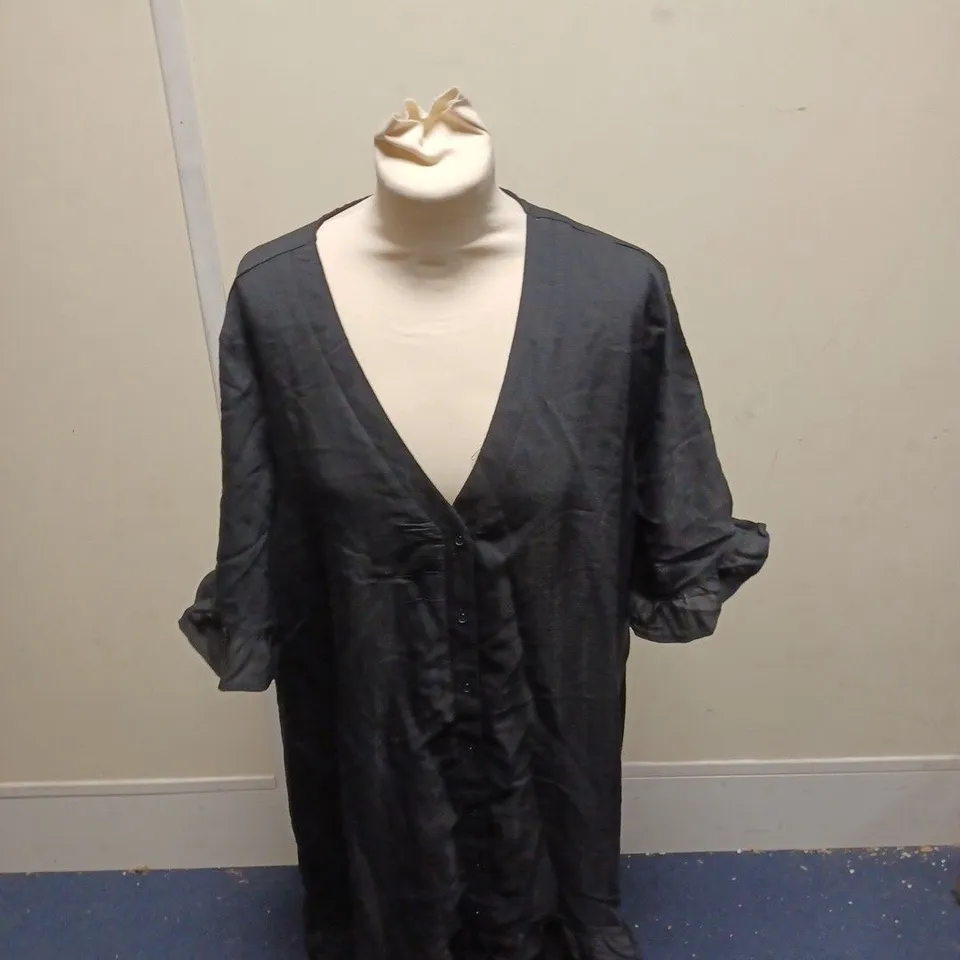 LOT OF APPROXIMATELY 10 PIECES OF CLOTHING TO INCLUDE NAANAA FLOWER DRESS UK 6, REEBOK MEDIUM GREY SHIRT, MISSGUIDED PETITE UK 10 DRESS ETC.