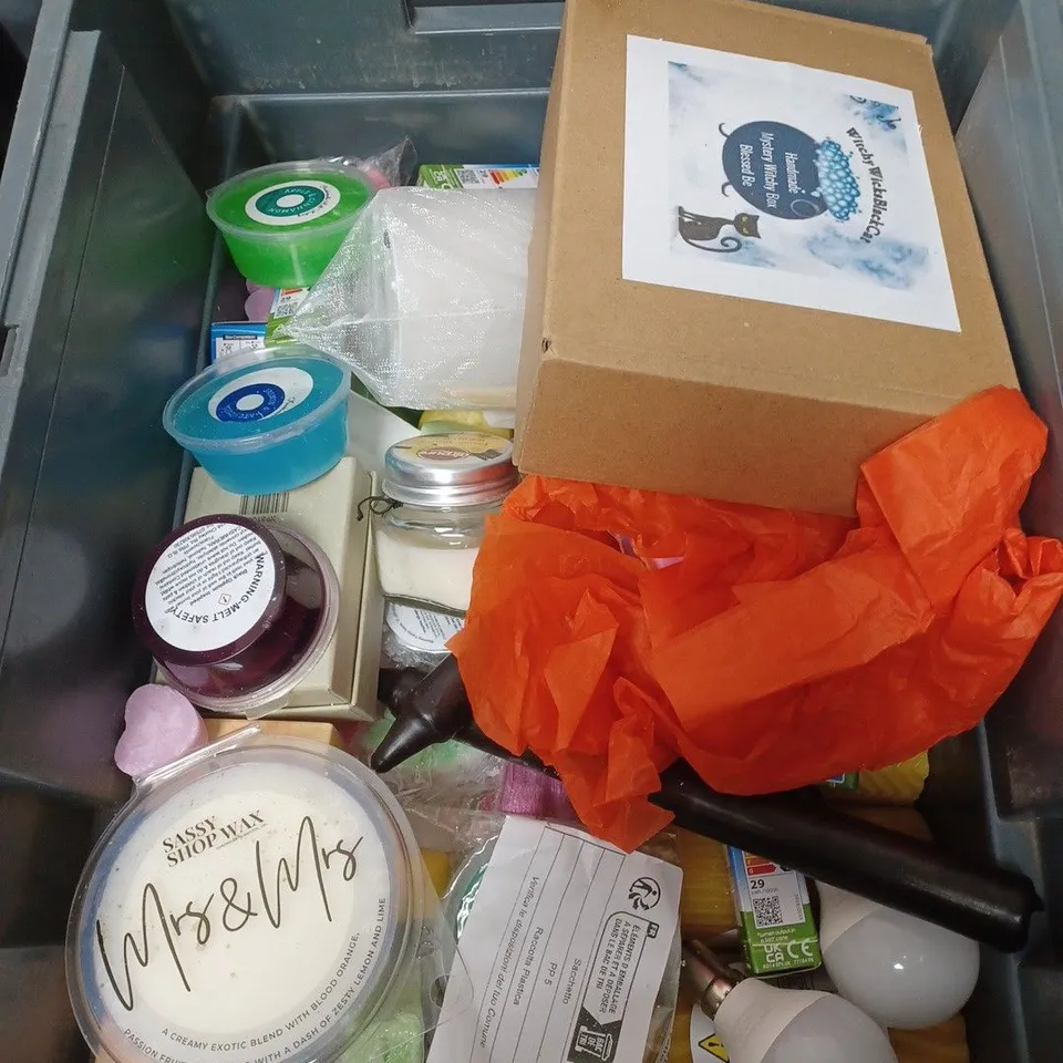 BOX OF APPROXIMATELY 20 ASSORTED HOUSEHOLD ITEMS TO INCLUDE LIGHT BULBS, SCENTED CANDLES AND WAX MELTS