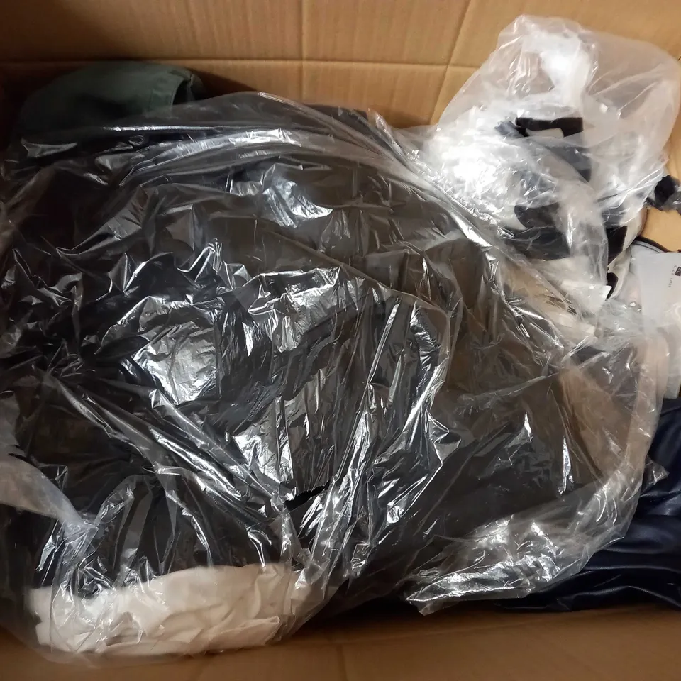 LARGE QUANTITY OF CLOTHING ITEMS TO INCLUDE DRESSES, SWEATERS, JEANS, T-SHIRTS, ETC