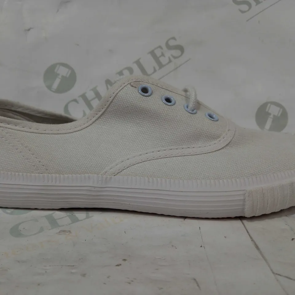 PAIR OF DEK KIDS CANVAS SHOES IN WHITE SIZE 13