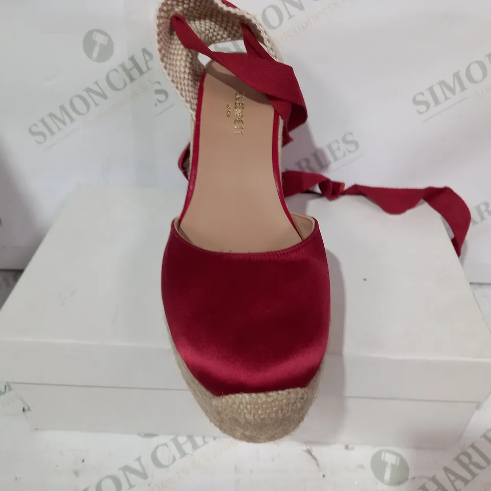 BOXED PAIR OF LK BENNETT LONDON ESMERALDA CLOSED TOE WEDGE SHOES IN RED EU SIZE 42
