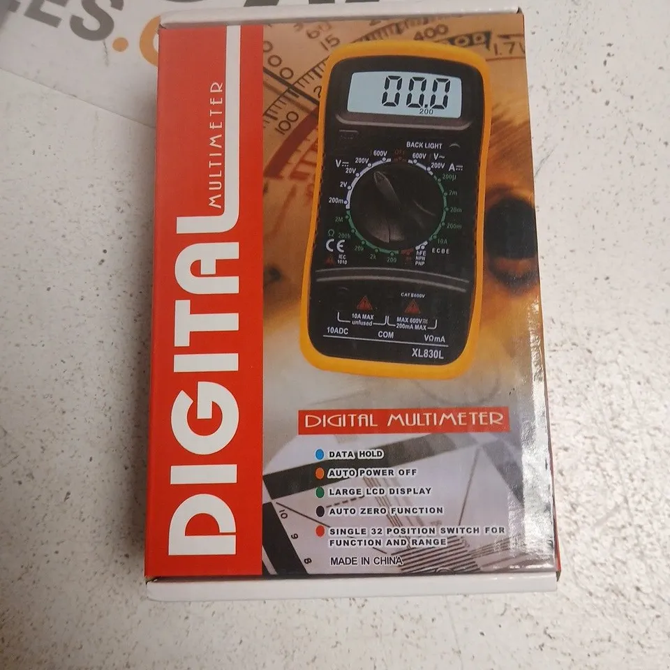 TOTE OF APPROXIMATELY 8 ASSORTED TECH ITEMS TO INCLUDE: DIGITAL MULTIMETER