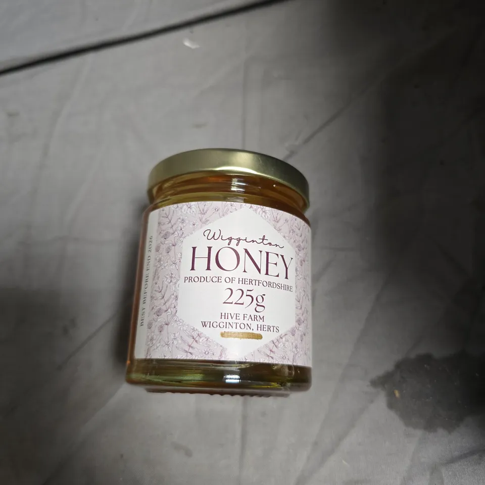 APPROXIMATELY 15 ASSORTED FOOD ITEMS INCLUDING WIGGINGTON HONEY , RICE CRACKERS WITH SEAWEED AND DOLE STRAWBERRY JELLY