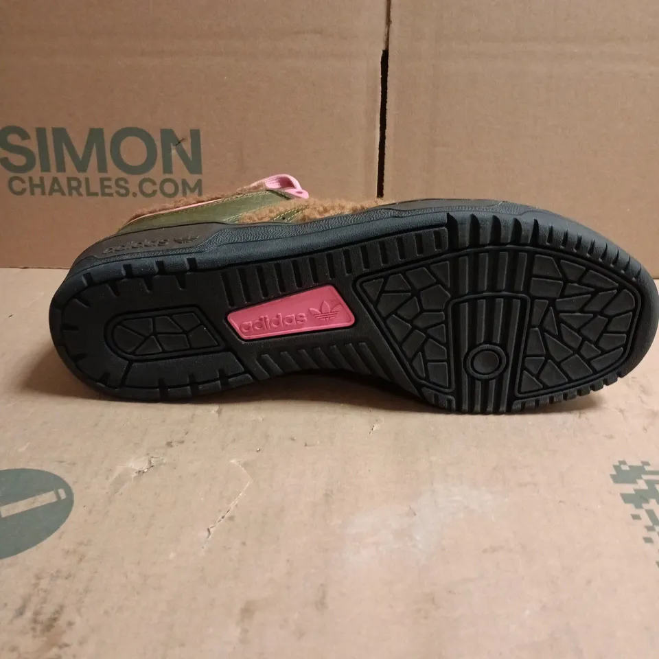 ADIDAS TRAINERS GREEN WITH PINK LACES AND FUT TRIM SIZE 10