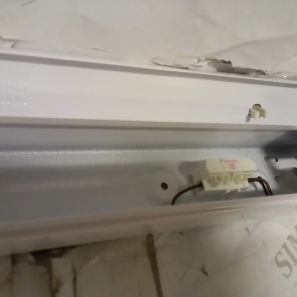 BRAND NEW 2FT BATTEN 240V LED FITTING (LPT218/20/SLN/X)