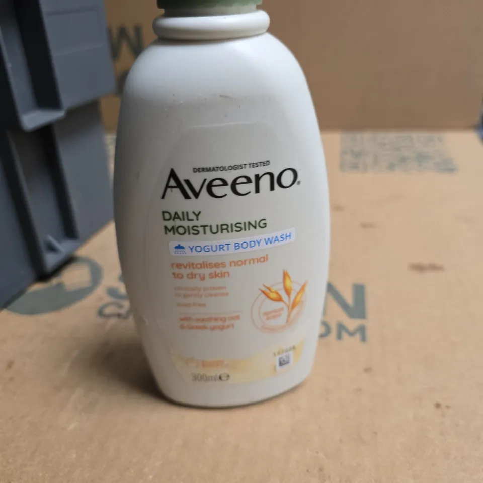 TOTE OF APPROXIMATELY 8 ASSORTED COSMETICS TO INCLUDE: AVEENO BODYWASH 