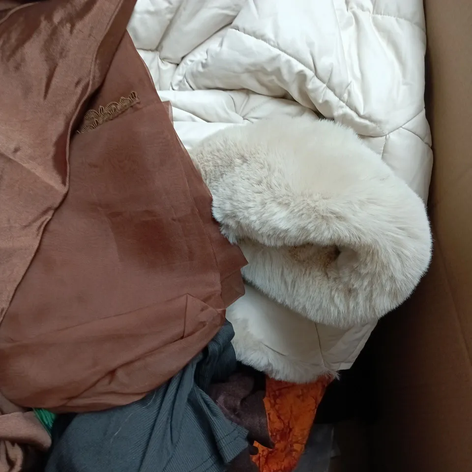 BOX OF APPROXIMATELY 20 ASSORTED CLOTHING ITEMS OF VARIOUS STYLES AND SIZES