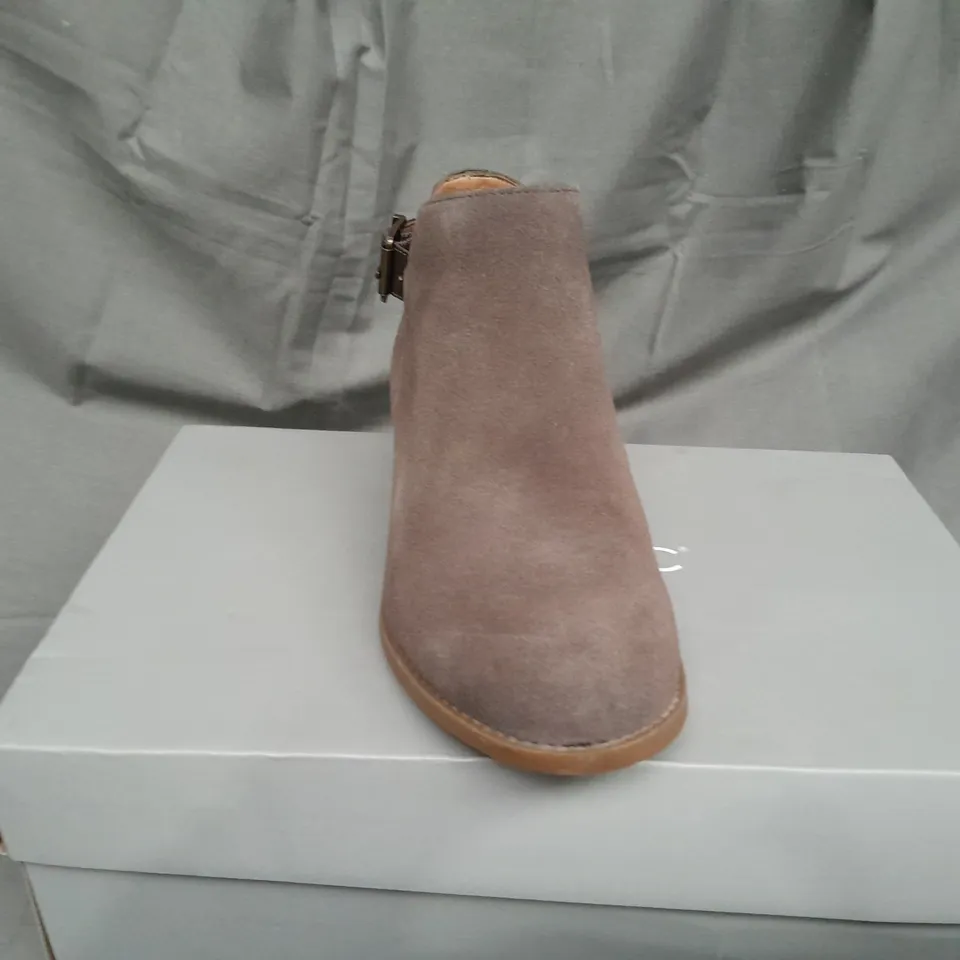 BOXED PAIR OF VIONIC MILLIE BOOTS SIZE 3 