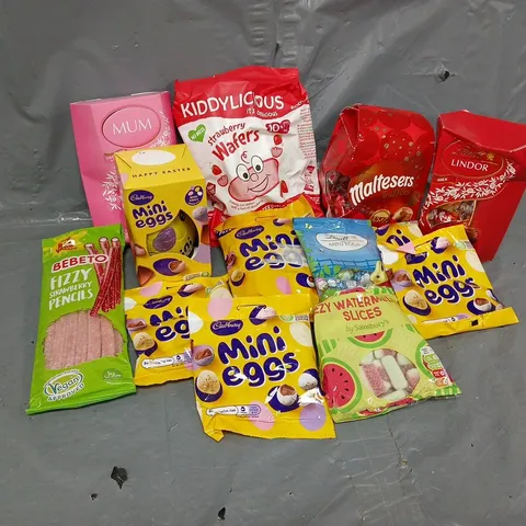 APPROXIMATELY 12 ASSORTED SWEETS AND CHOCOLATES TO INCLUDE MINI EGGS, LINDT LINDOR, BEBETO STRAWBERRY PENCILS, ETC