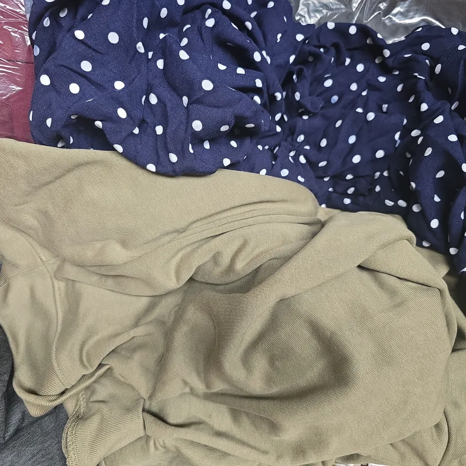 APPROXIMATELY 20 ASSORTED CLOTHING AND FASHION PRODUCTS IN VARIOUS STYLES AND SIZES - COLLECTION ONLY