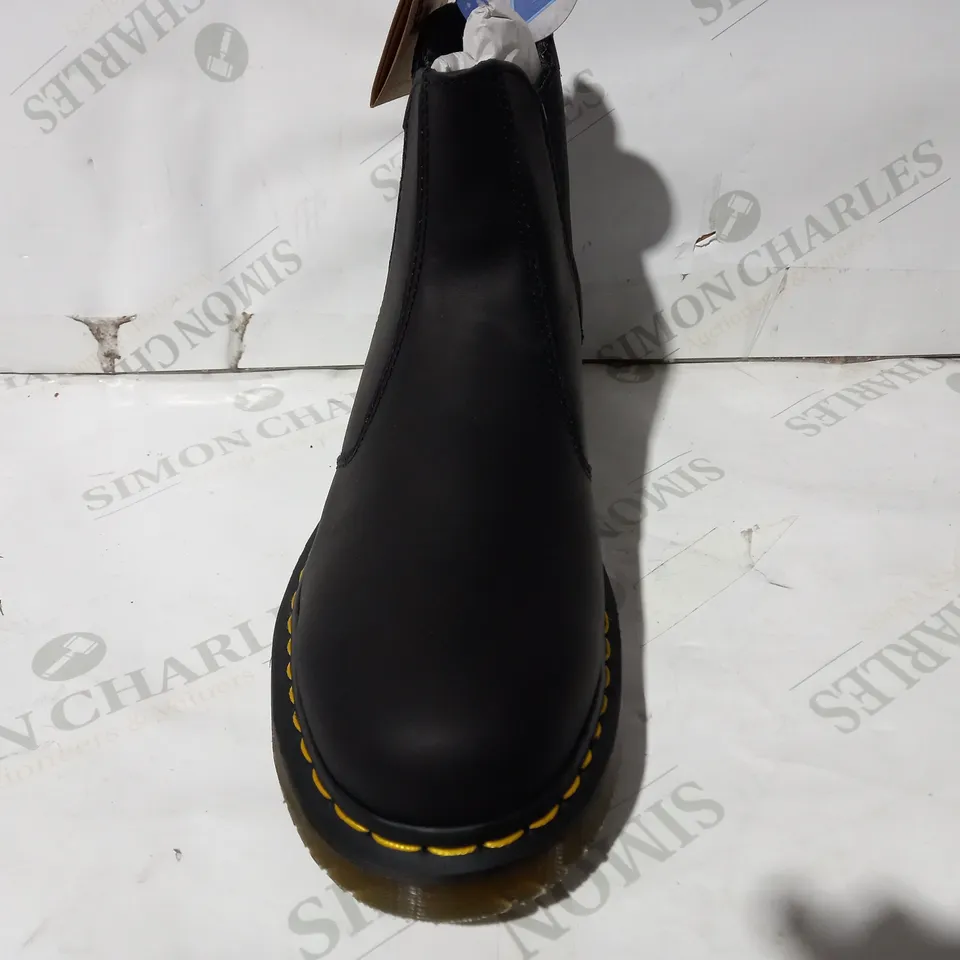 BOXED PAIR OF DR MARTENS BOOTS IN BLACK UK SIZE 9