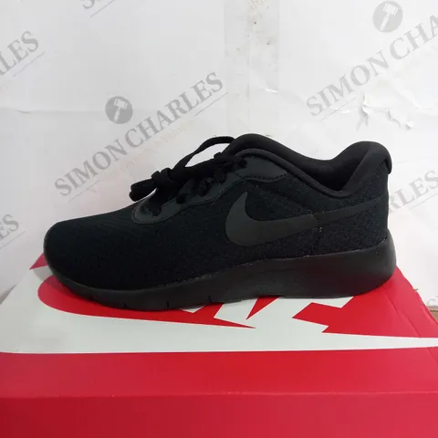 BOXED NIKE TANJUN JUNIOR GO TRAINERS, BLACK - SIZE 5 YEARS 