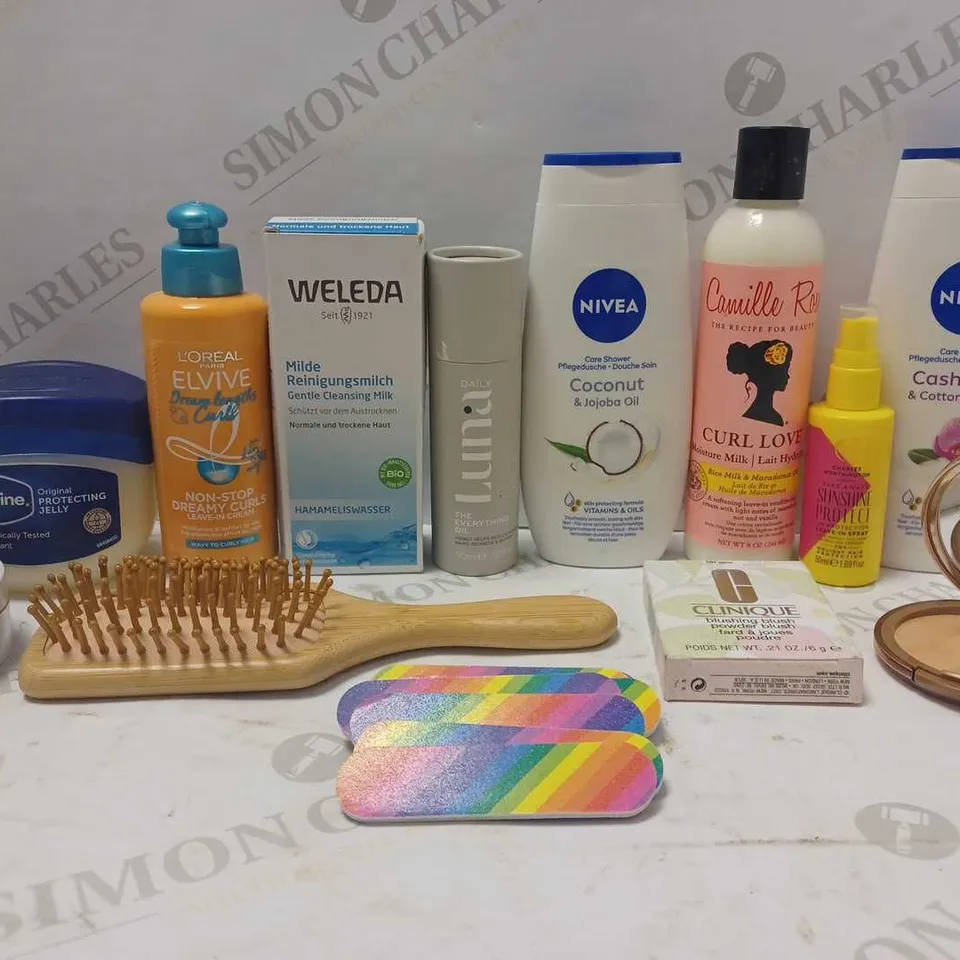 LOT OF APPROX 12 ASSORTED BEAUTY PRODUCTS TO INCLUDE L'OREAL ELVIVE DREAMY CURLS LEAVE-IN CREAM, CLINIQUE POWDER BLUSH, CHARLES WORTHINGTON LEAVE-IN SPRAY, ETC 