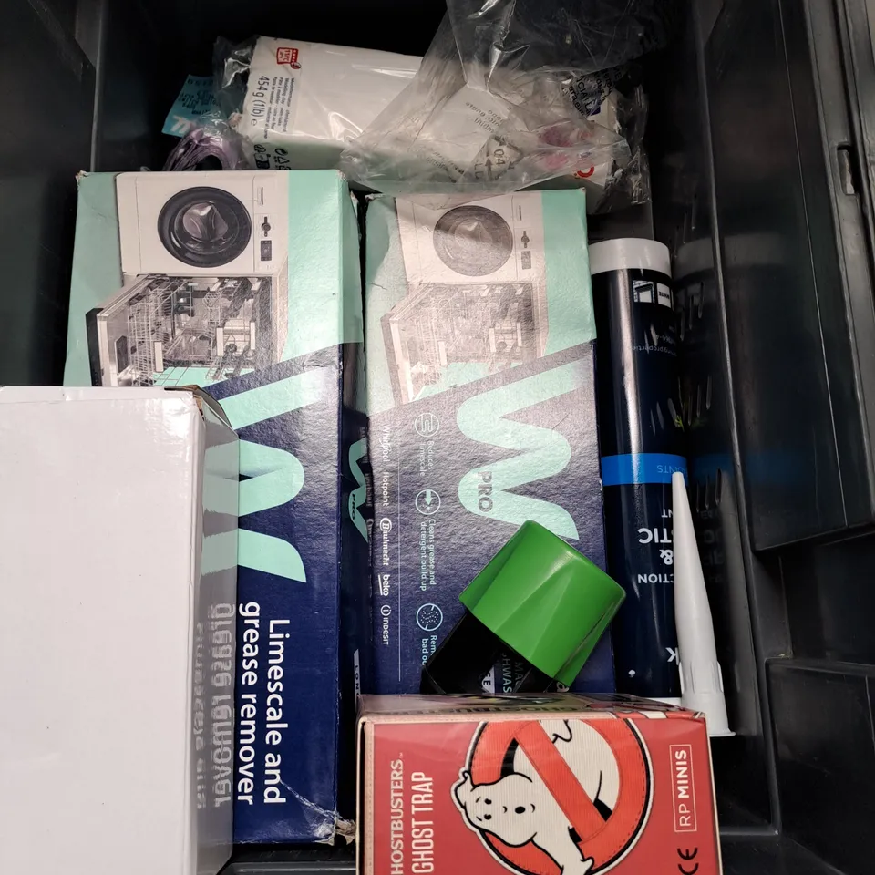 APPROXIMATELY 12 HOUSEHOLD ITEMS TO INCLUDE FRIDGE MAGNETS, CLEANING WIPES AND BEAD FLOWER KIT