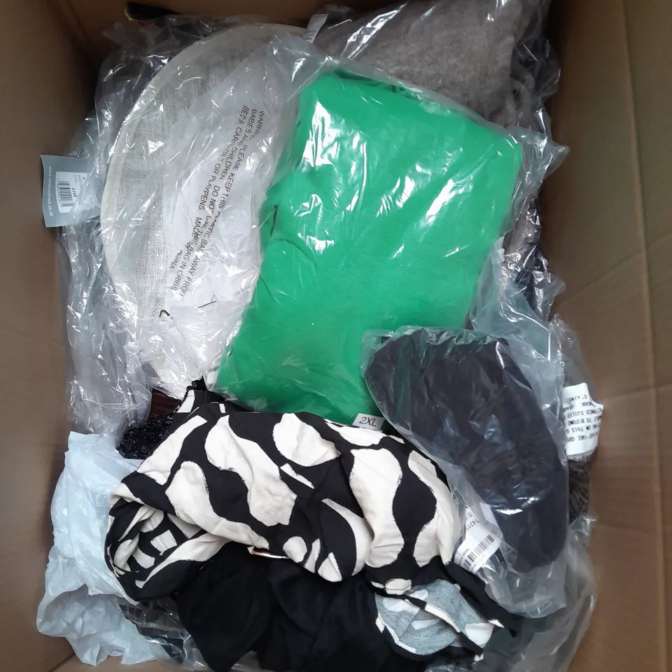 APPROXIMATELY 20 ASSORTED CLOTHING ITEMS IN VARIOUS SIZES AND STYLES TO INCLUDE - TOPS, DRESS, JACKET, ETC