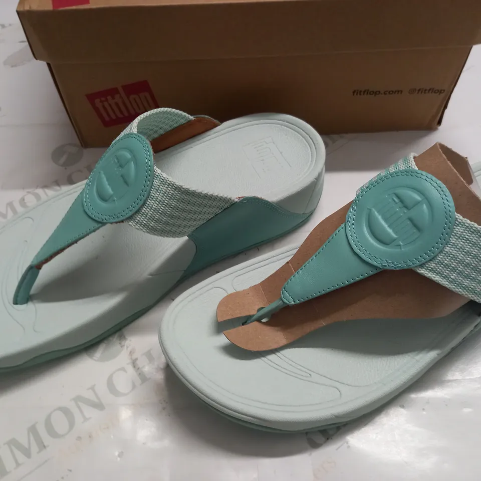 BOXED PAIR OF FITFLOP WALKSTAR FINESTRIPE TOE POST SANDALS IN SEA FOAM GREEN - UK 6.5