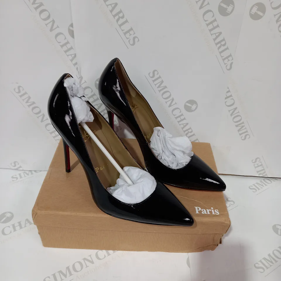 BOXED PAIR OF DESIGNER BLACK HIGH HEELS SIZE 40