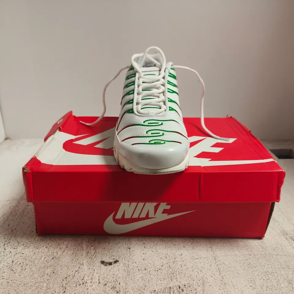 BOXED PAIR OF NIKE AIR MAX PLUS TRAINERS IN WHITE/RED/GREEN SIZE UK 11.5