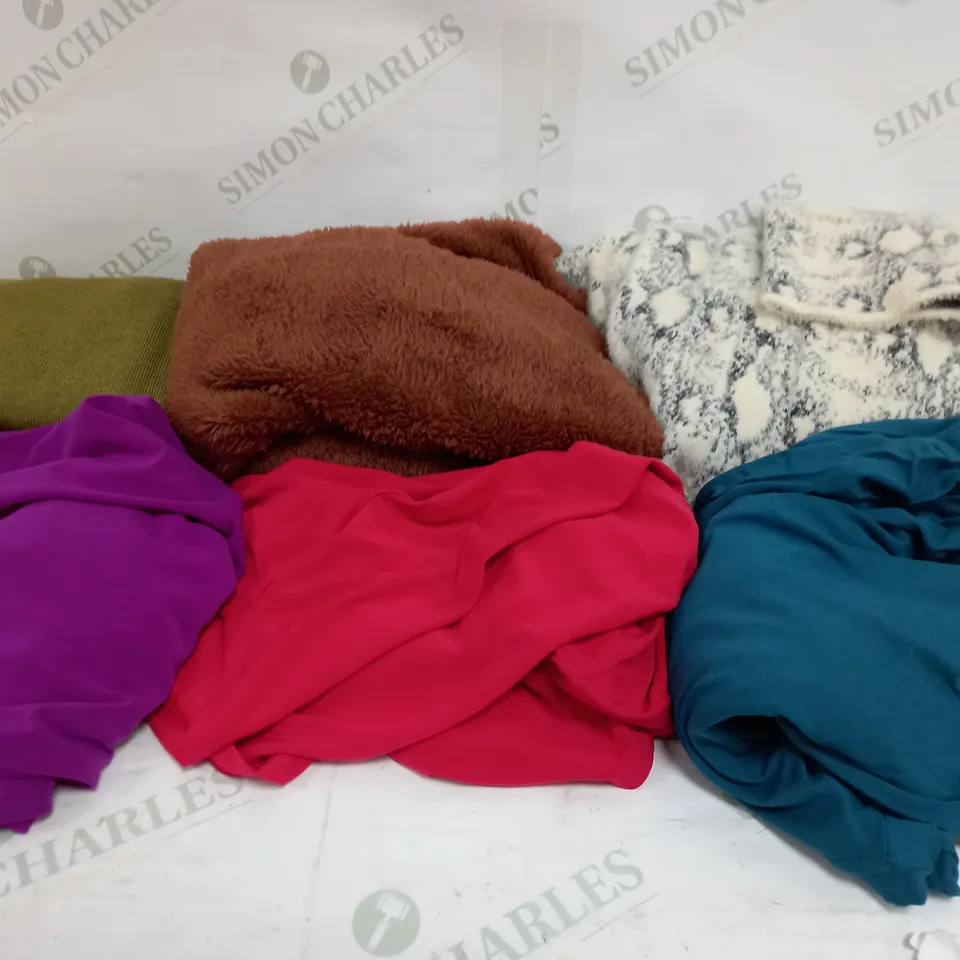 BOX OF APPROXIMATELY 20 ASSORTED CLOTHING ITEMS TO INCLUDE GILET, JUMPER, TOPS ETC