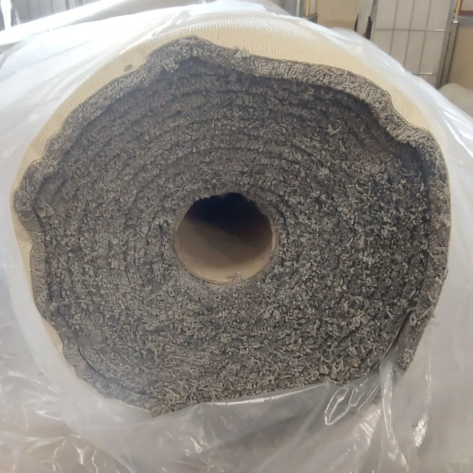ROLL OF QUALITY ULTIMATE IMPRESSIONS CLASSY CARPET - APPROXIMATELY 8.9 x 5m