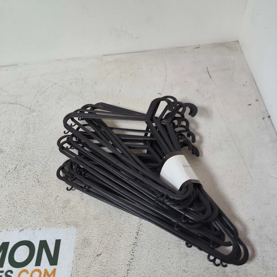 BOX OF APPROXIMATELY 15 ASSORTED ITEMS TO INCLUDE: 25 BLACK HANGERS