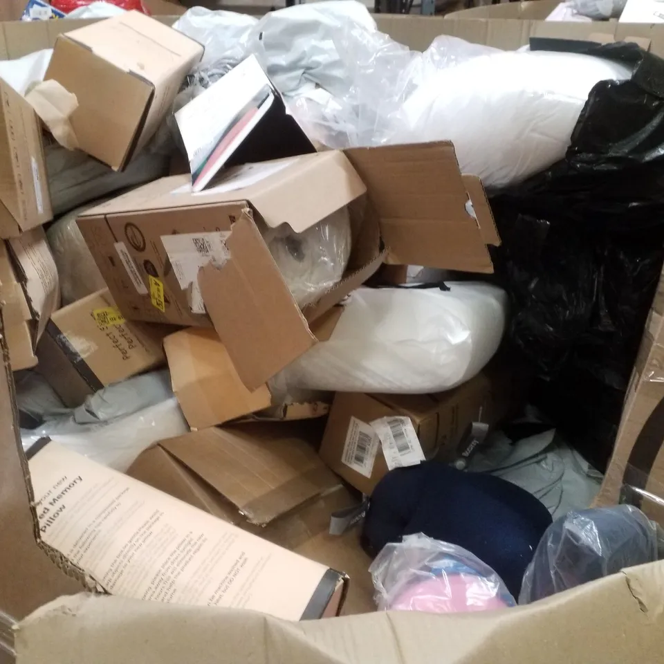 PALLET CONTAINING ASSORTED PILLOWS & CUSHIONS