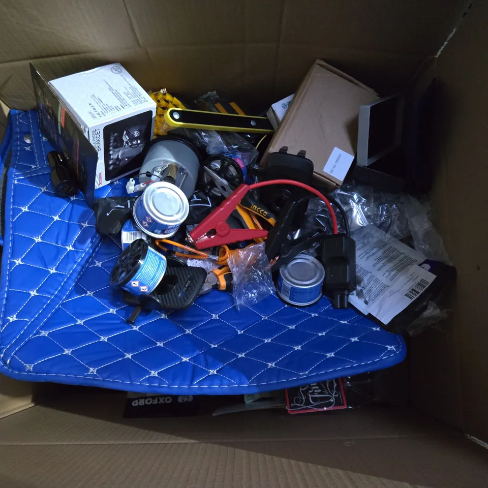 BOX OF ASSORTED CAR ITEMS TO INCLUDE SEAT COVERS TOOLS - PHONE HOLDERS / COLLECTION ONLY 