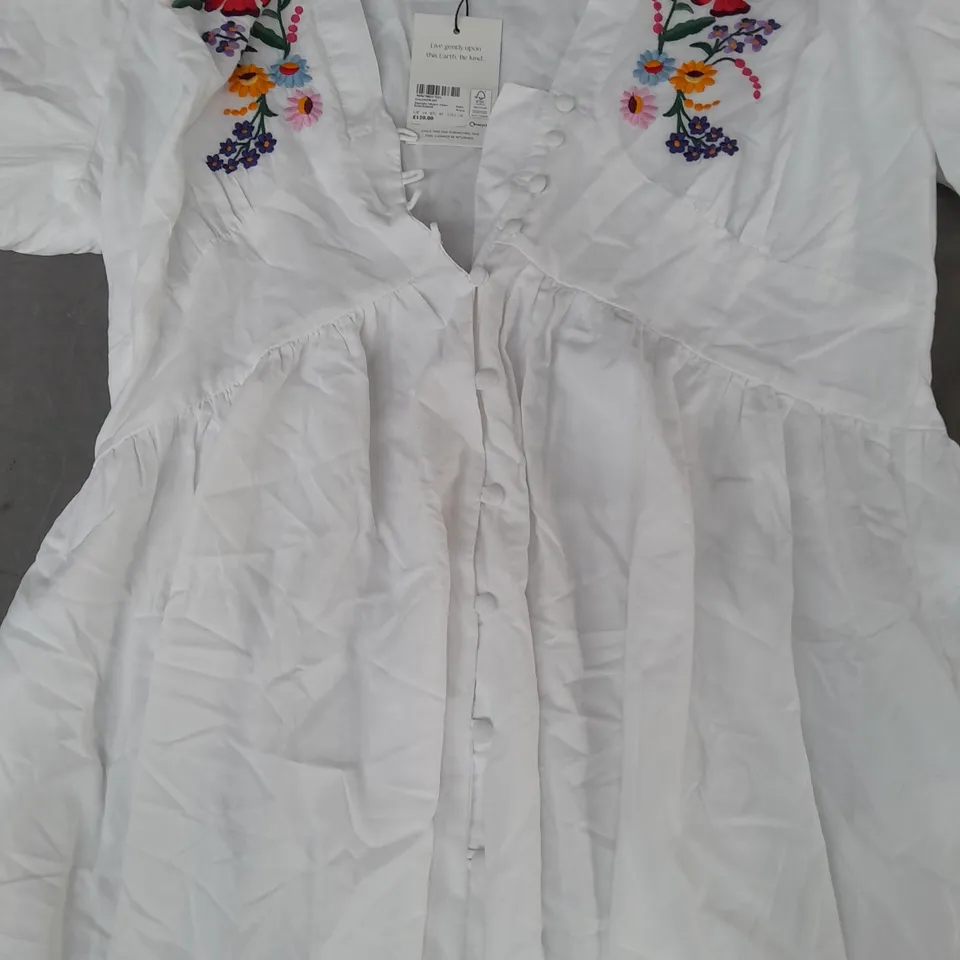 NOBODY'S CHILD STARLIGHT EMBROIDERED MIDAXI DRESS IN WHITE SIZE 14