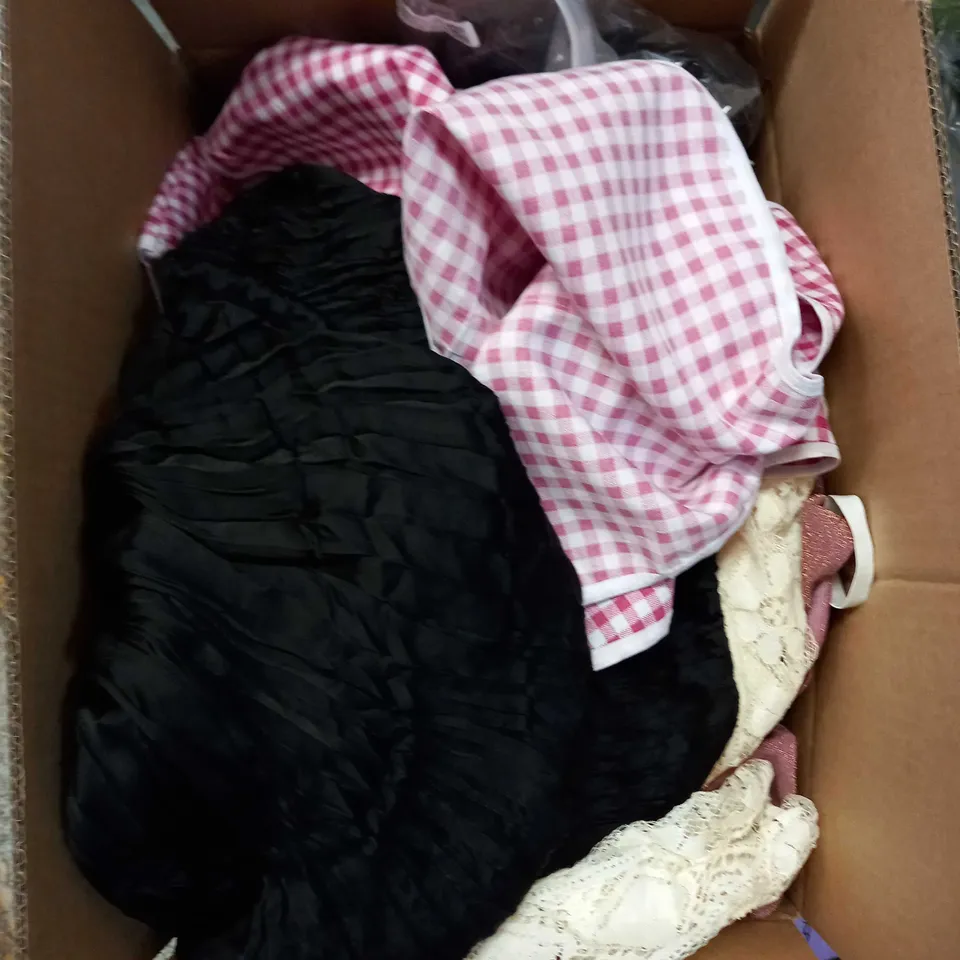 LOT OF ASSORTED CLOTHING AND ACCESSORIES TO INCLUDE; T-SHIRTS, JUMPERS ETC