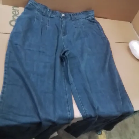 BOX CONTAINING APPROXIMATELY 14 BRAND NEW SIMPLY BE WOMENS JEANS SIZE 18R TO 26R