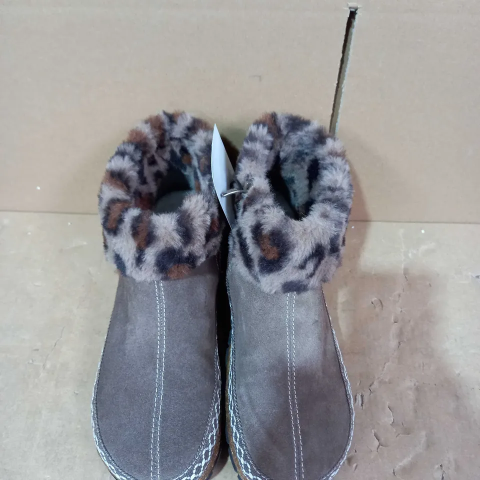 EARTH ORIGINS EMMALYN SUEDE HOUSE BOOTIE SLIPPER - SIZE UNSPECIFIED