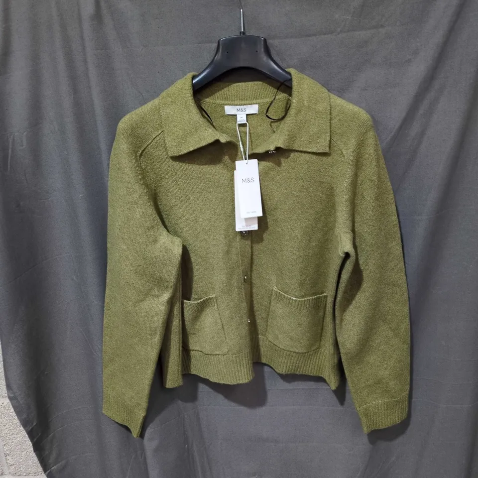 BOX OF APPROXIMATELY 20 ASSORTED CLOTHING ITEMS TO INCLUDE: BROWN JUMPER AND GREEN CARDIGAN