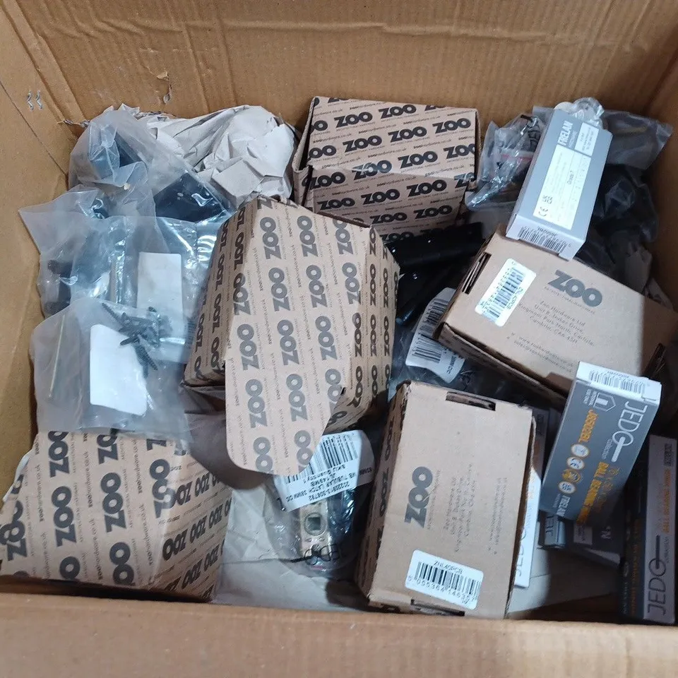 BOX OF APPROX 15 ASSORTED ITEMS TO INCLUDE - VIER DESIGN 40MM NIGHTLATCH IN POWDER COAT BLACK - TOILET INDICATOR BOLT - JEDO COLLECTION BALL BEARING HINGE 