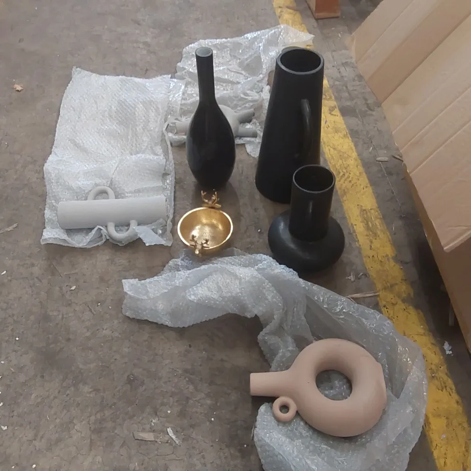 BOX CONTAINING 8x ASSORTED DESIGNER HOME ORNAMENTS/VASES