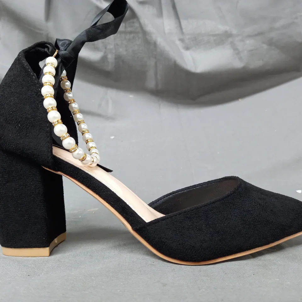 BOXED PAIR OF DESIGNER POINTED TOE BLOCK HEEL SHOES IN BLACK W. PEARL EFFECT STRAP EU SIZE 39