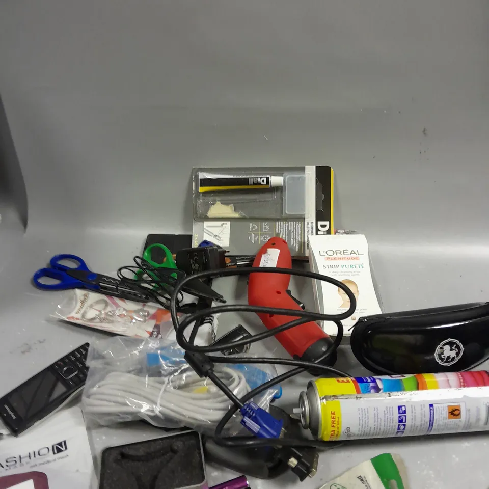 APPROXIMATELY 15 ASSORTED HOUSEHOLD PRODUCTS TO INCLUDE GLASSES CASE, SCISSORS, PORE STRIPS ETC 