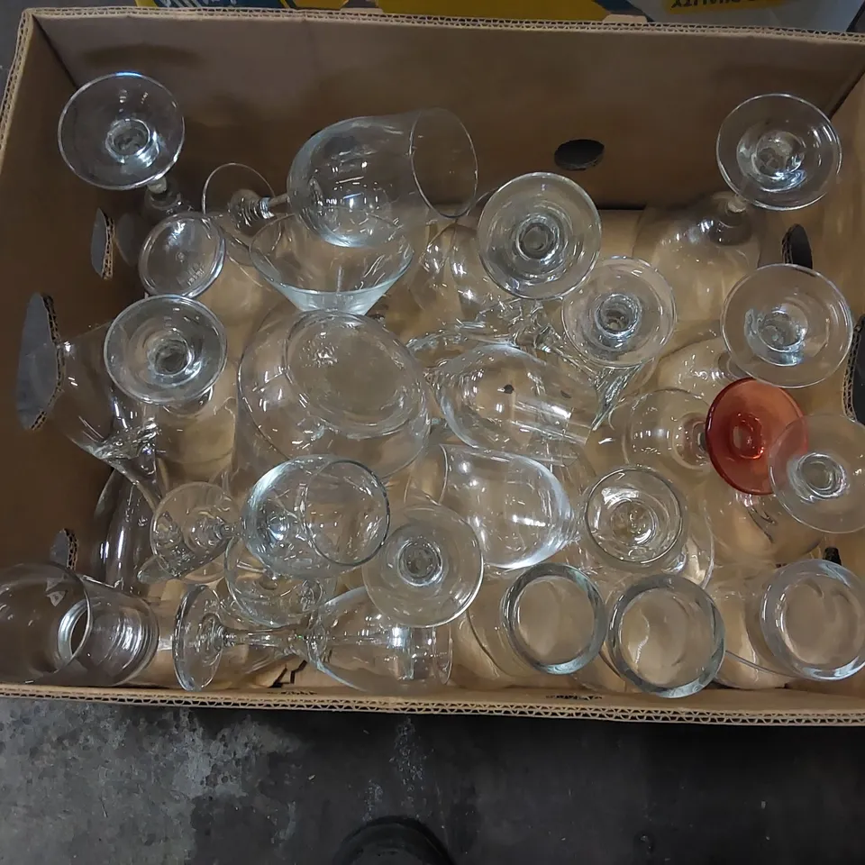 BOX OF ASSORTED GLASSWARE PRODUCTS TO INCLUDE: WINE GLASSES, BEER GLASSES, MARTINI GLASSES ECT - QUANTITY UNSPECIFIED 