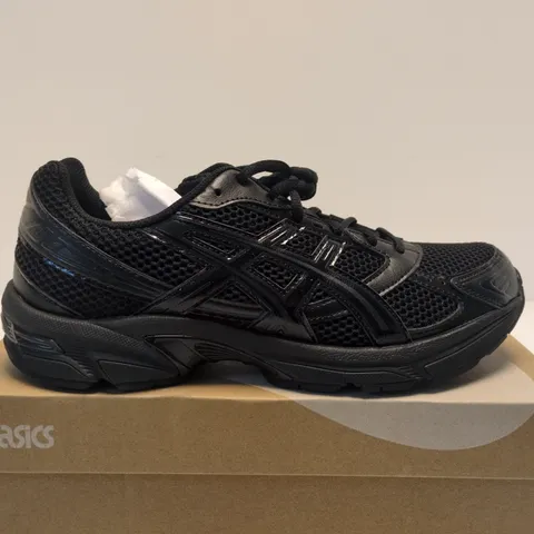 BOXED PAIR OF ASICS GEL-1130 BLACK/GRAPHITE GREY SNEAKERS – UK 7.5