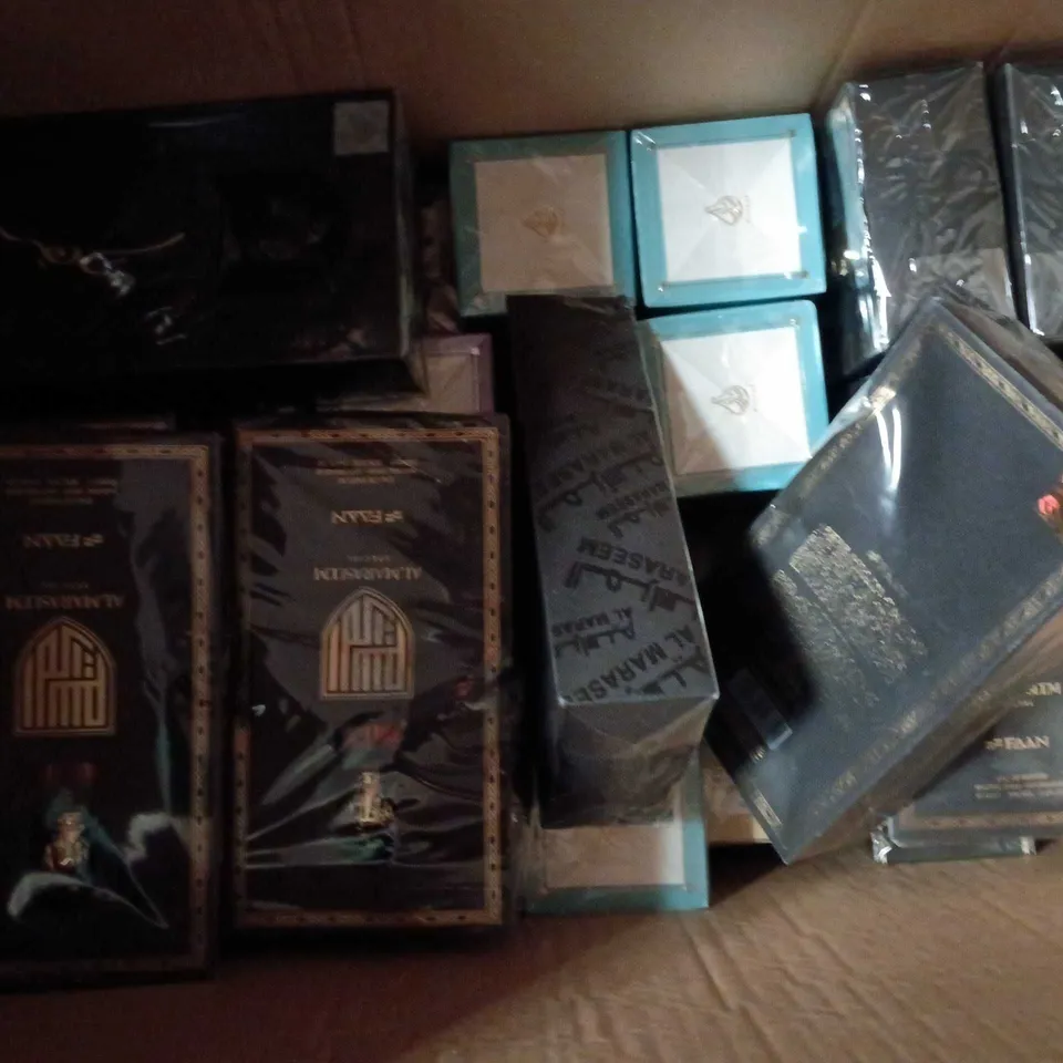 APPROXIMATELY 15 ASSORTED BOXED FRAGRANCES TO INCLUDE FAAN THANAGHUM KHAMRAH EAU DE PARFUM, FAAN AL MARASEEM SPECIAL, ASDAAF ANDALEEB, ETC - COLLECTION ONLY