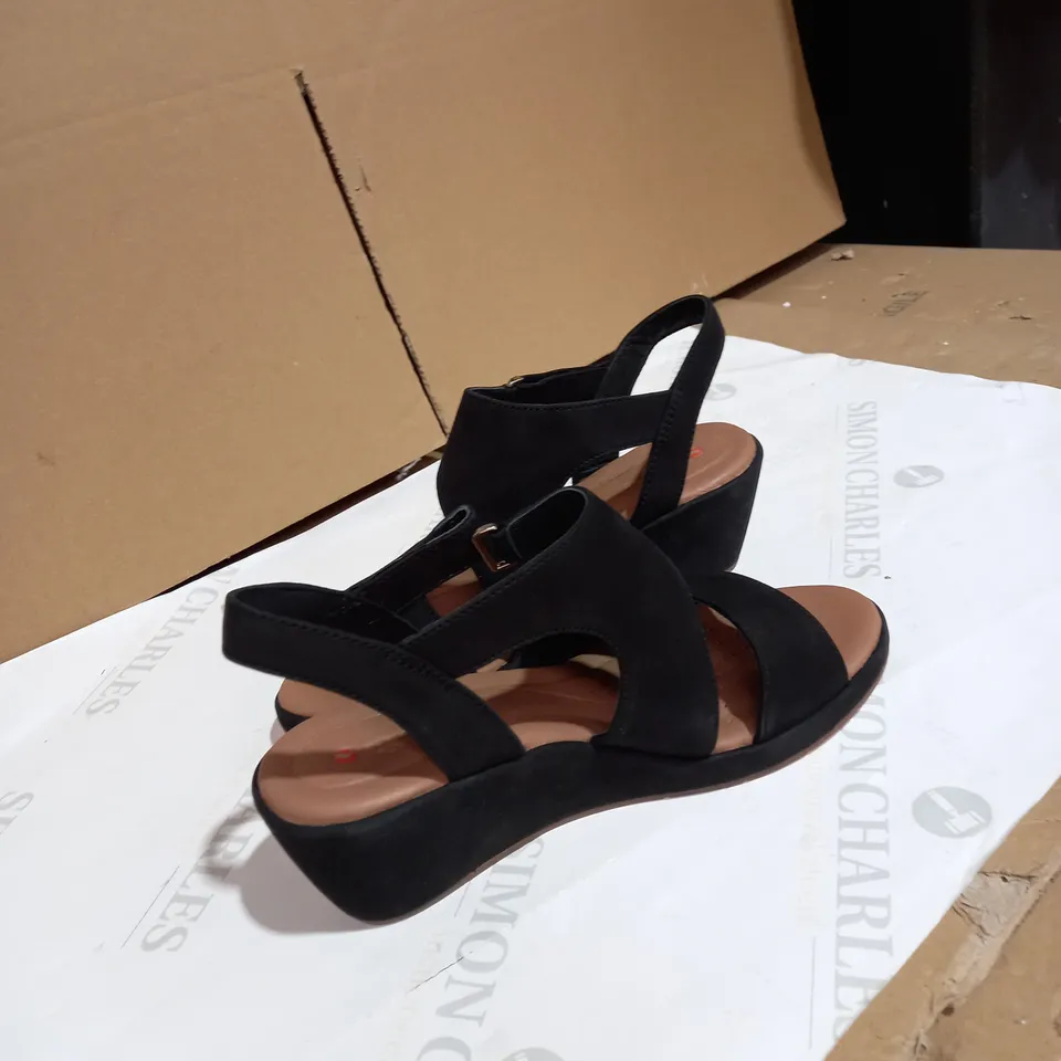 OUTLET CLARKS UN PLAZA CROSS SLINGBACK SANDAL STANDARD FIT - UK SIZE 6, BLACK NUBUCK 