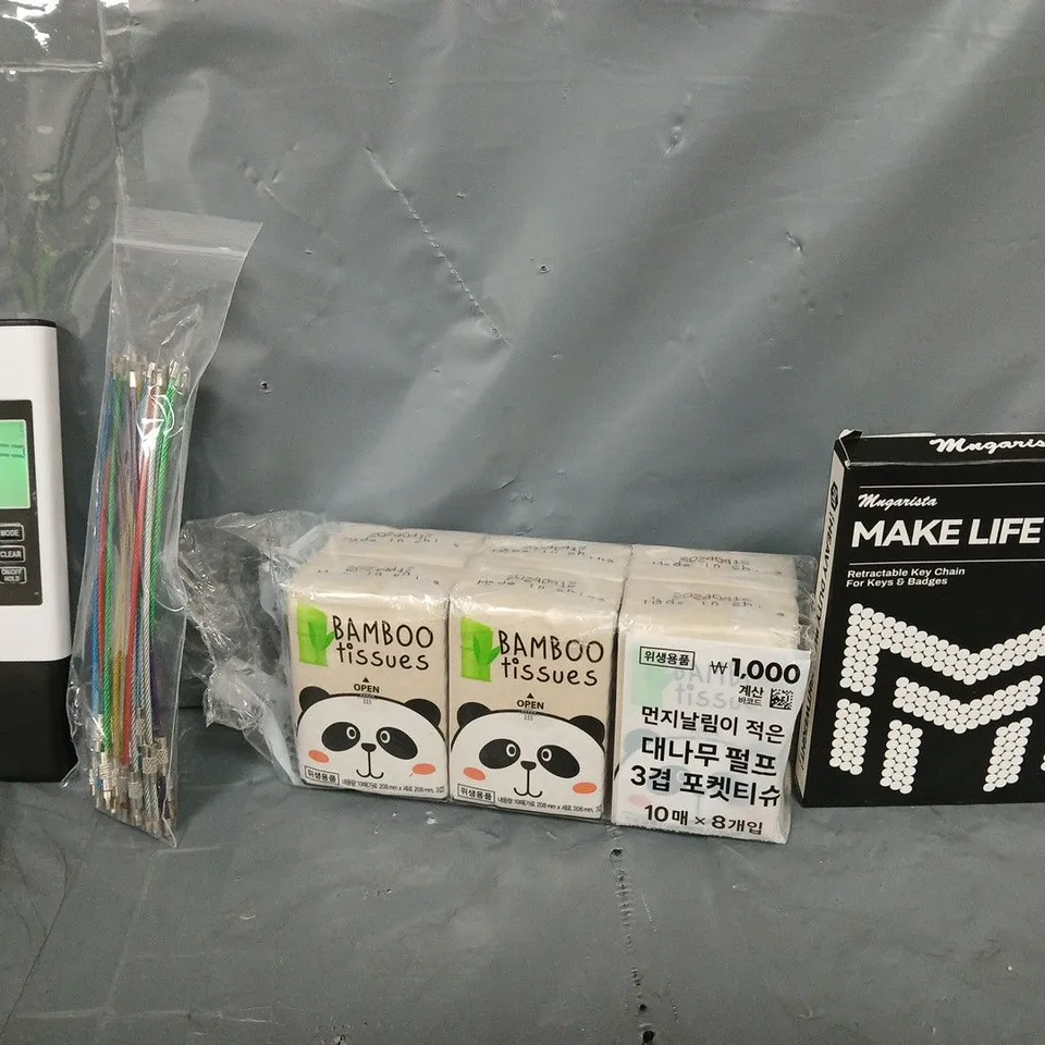 APPROXIMATELY 10 ASSORTED ITEMS TO INCLUDE - BAMBOO TISSUES , KEY CHAIN ETC