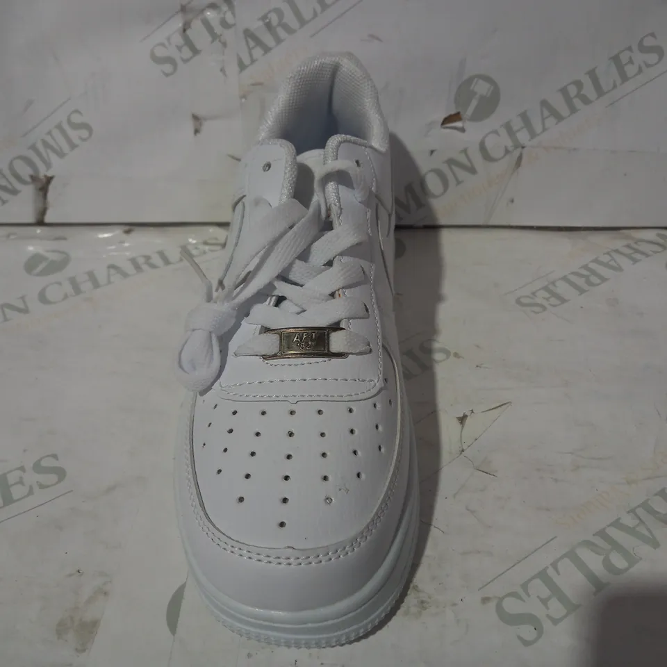 BOXED PAIR OF NIKE AIR FORCE 1 TRAINERS IN WHITE UK SIZE 5.5