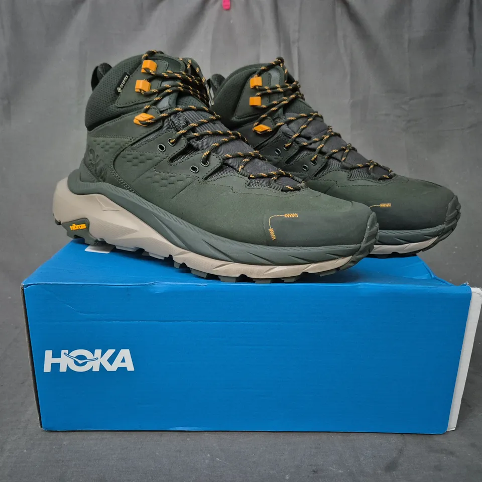 BOXED PAIR OF HOKA MEN'S KAHA 2 GTX SHOES IN DARK GREEN UK SIZE 11