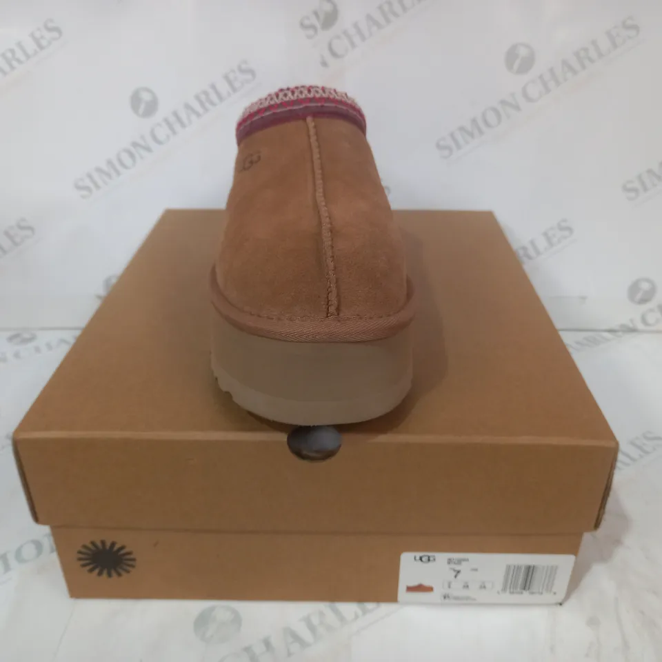 BOXED PAIR OF UGG WTAZZ SHOES IN CHESTNUT SIZE 5