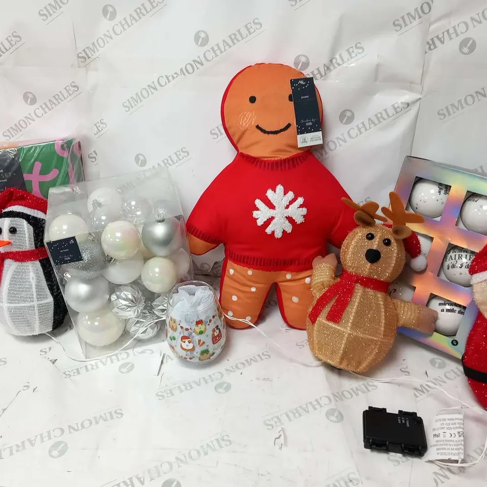 LARGE PALLET OF ASSORTED CHRISTMAS DECORATIONS TO INCLUDE; CHARACTER STAKE SET, GINGERBREAD MAN CUSHIONS, BAUBLES AND BEDDING
