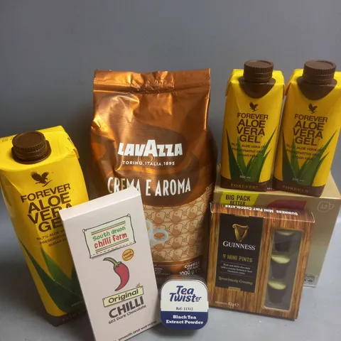 TOTE OF APPROX 12 ASSORTED FOOD ITEMS TO INCLUDE - LAVAZZA CREME E AROMA COFFEE BEANS - SOUTH DEVON CHILLI DARK CHOCOLATE - NESCAFE CAPPUCINO PODS ETC