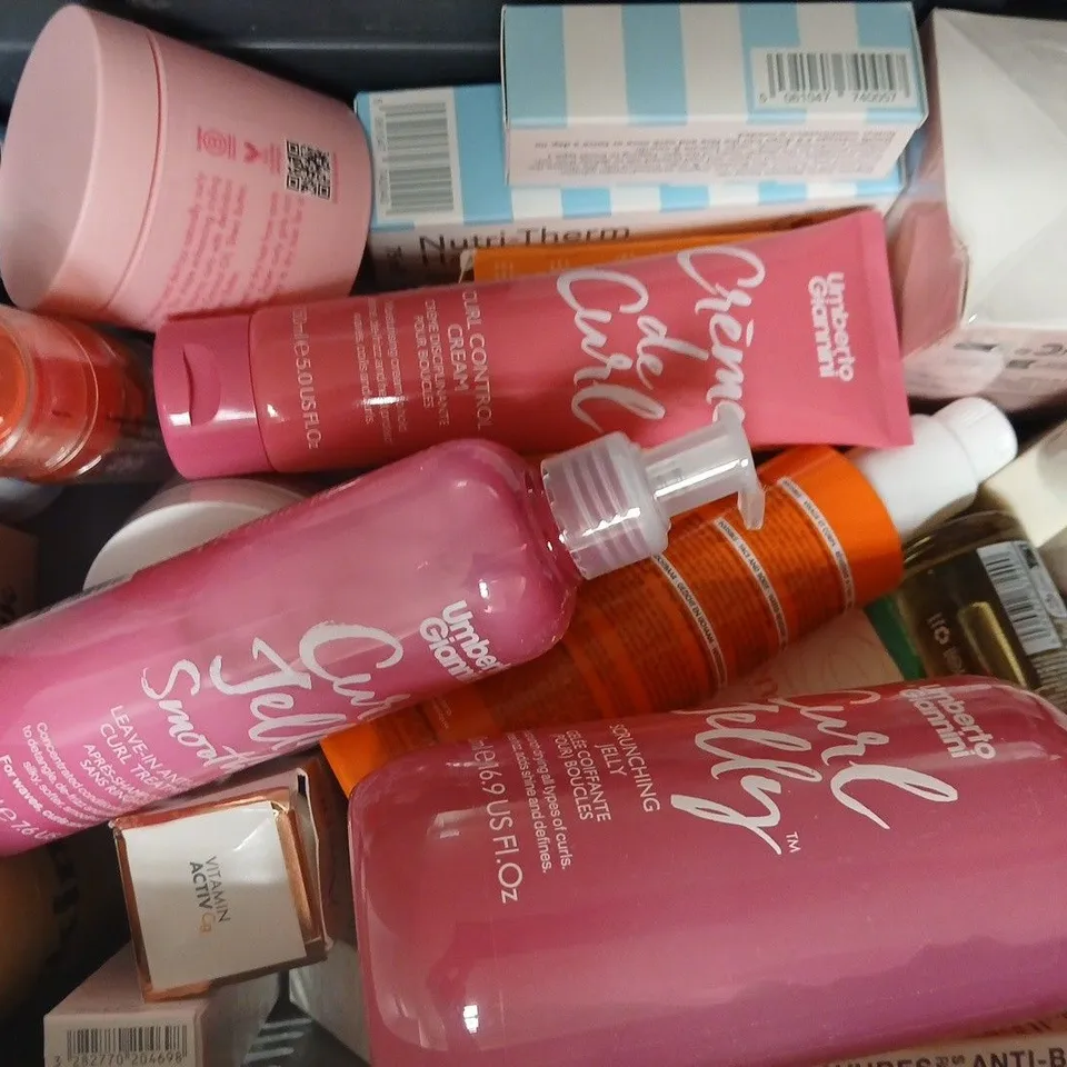 APPROXIMATELY 20 ASSORTED COSMETIC ITEMS INCLUDING VARIOUS MAKES AND BRANDS - COLLECTION ONLY
