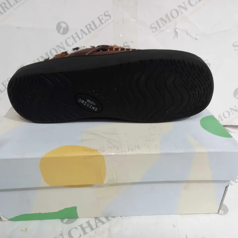 EARTH ORIGINS SLIPPER DARK BROWN - SIZE 6