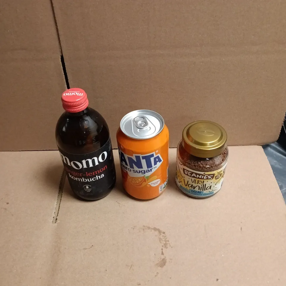 APPROXIMATELY 12 ASSORTED FOOD AND DRINKS ITEMS TO INCLUDE - BEANIES VANILLA DECAF INSTANT COFFEE, FANTA ORANGE 330ML CAN, MOMO GINGER & LEMON KOMBUCHA 330ML BOTTLE ETC 